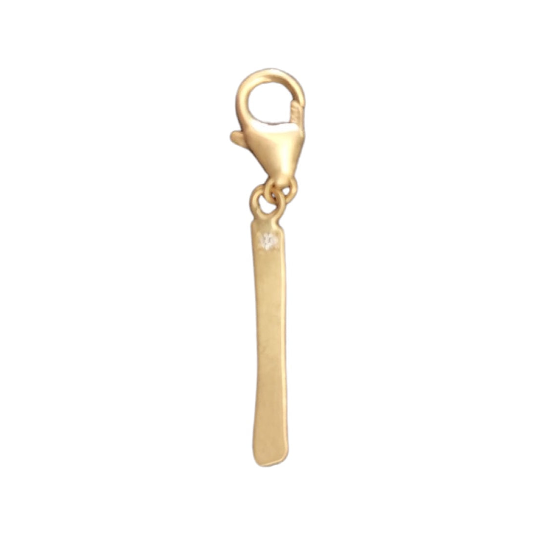 Dash charm with diamond in matte yellow gold
