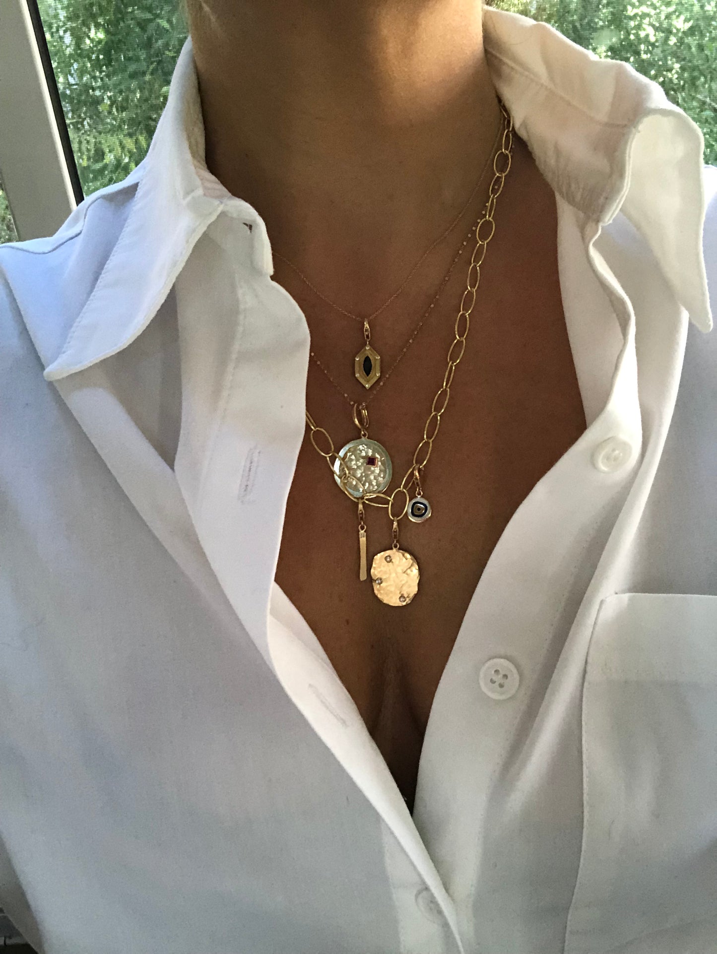 Oval Hammered page charm with diamonds in pink gold