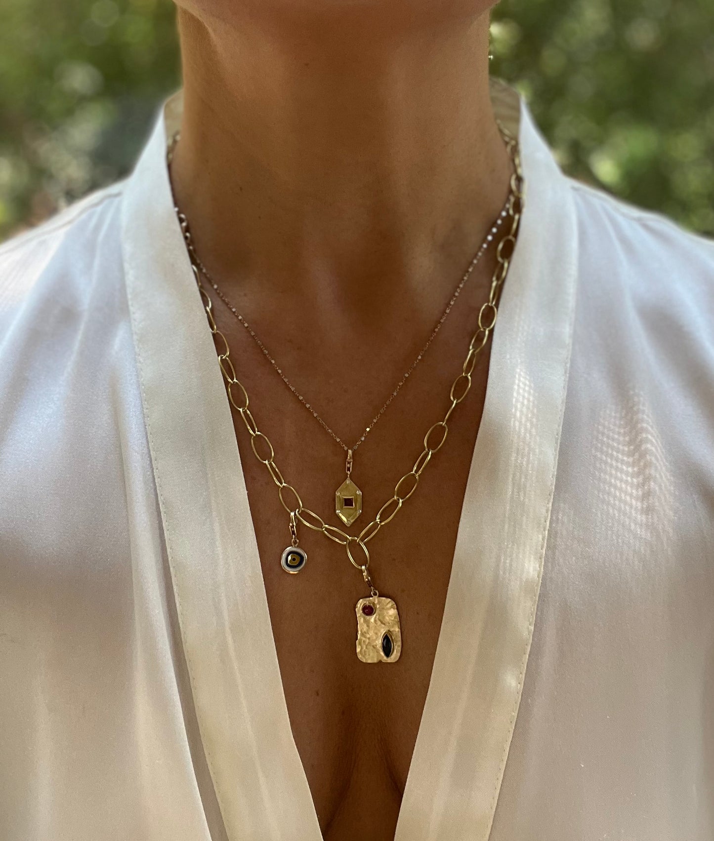 Hammered page charm with marquise saphire and cabochon ruby in Pink gold