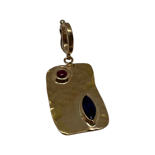 Hammered page charm with marquise saphire and cabochon ruby in Pink gold