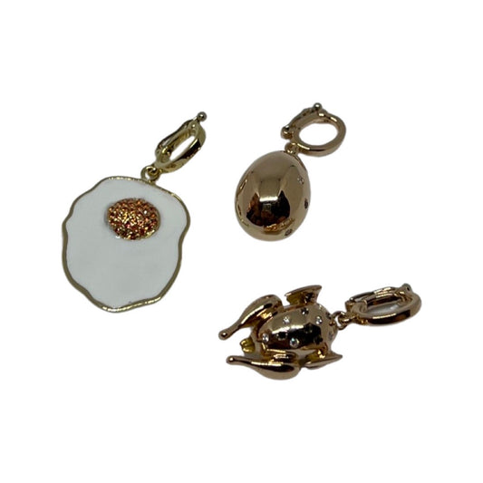 Roasted chicken charm in solid pink gold with white and black diamonds