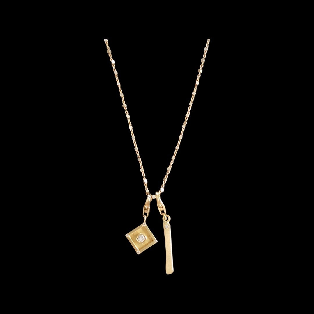 Art Deco charm with diamonds in pink gold