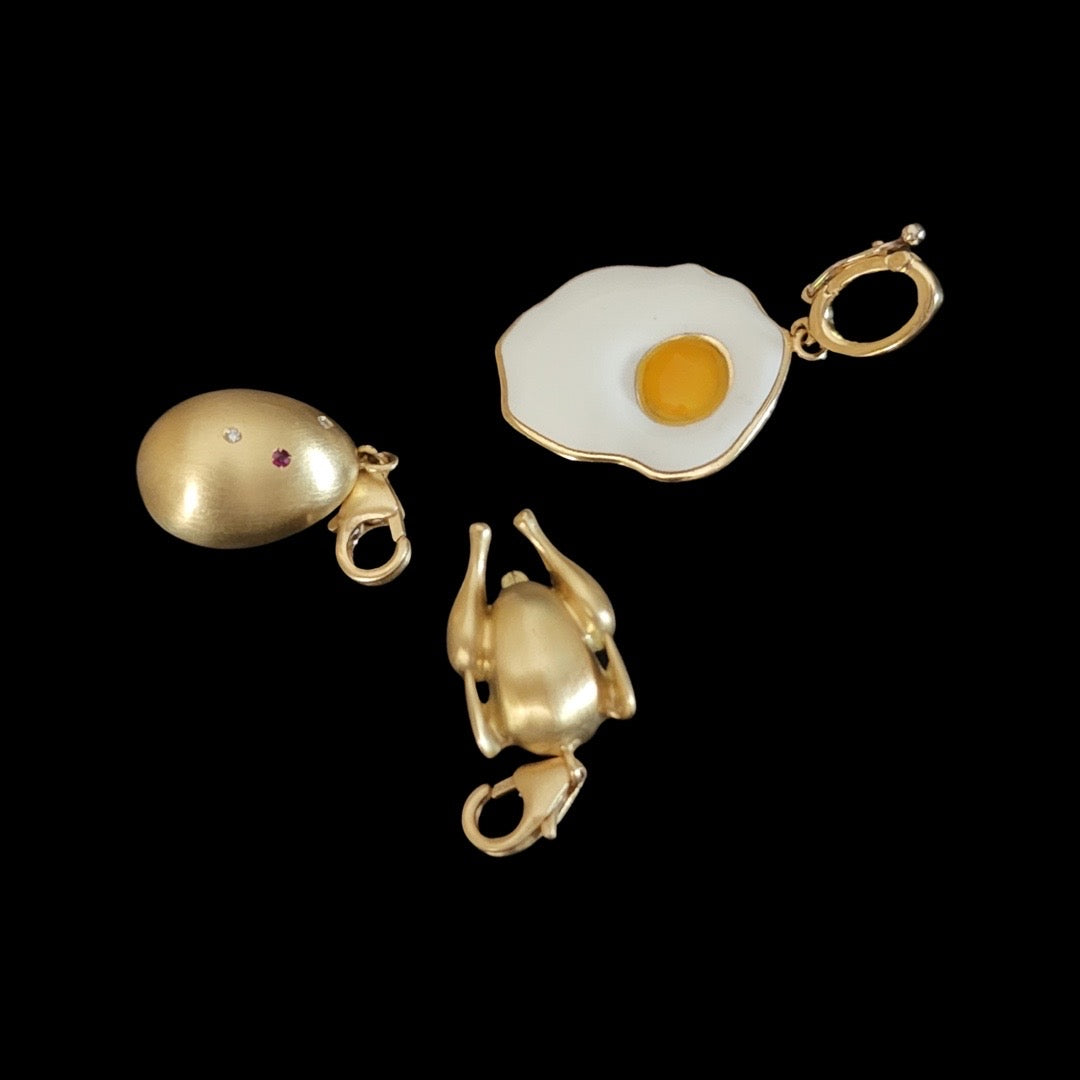 Roasted chicken charm in solid yellow gold