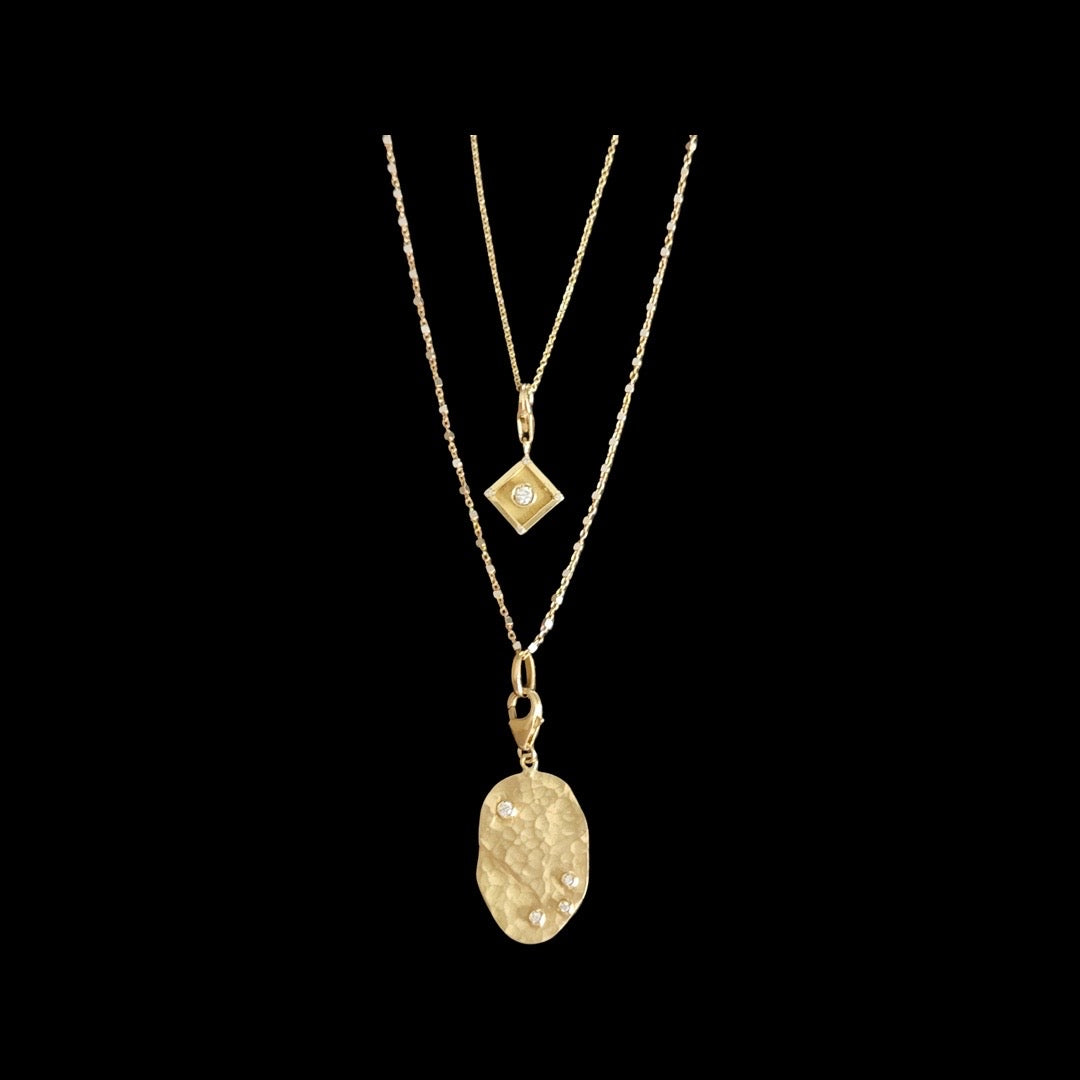 Art Deco charm with diamonds in pink gold