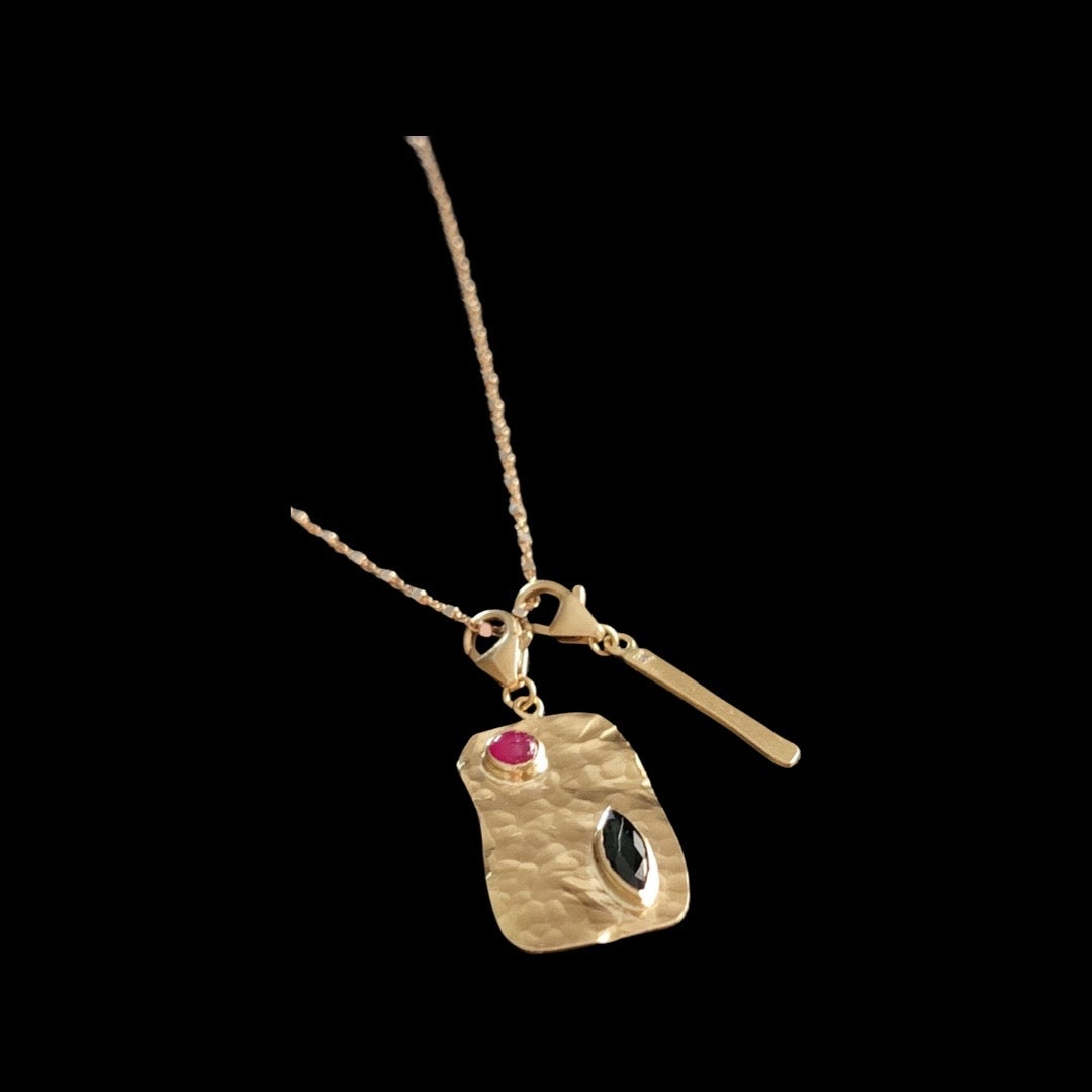 Dash charm with diamond in matte yellow gold