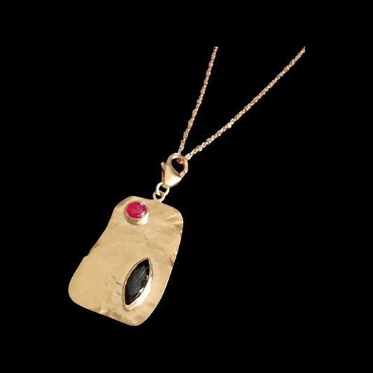 Hammered page charm with marquise saphire and ruby in yellow gold