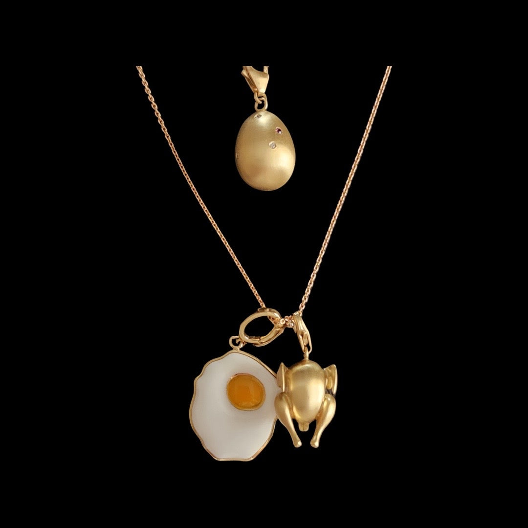 Roasted chicken charm in solid yellow gold