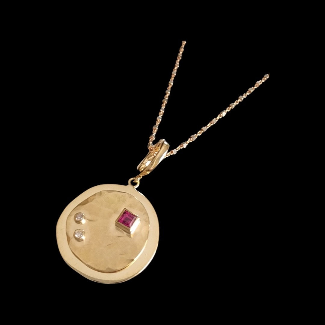 2 levels coin with princess ruby and diamond in yellow gold