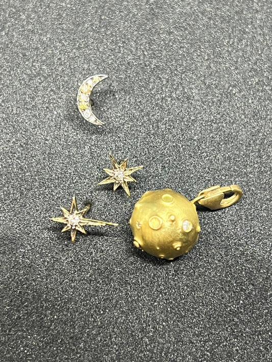 Full Moon lucky charm with diamonds in yellow gold, matte finish