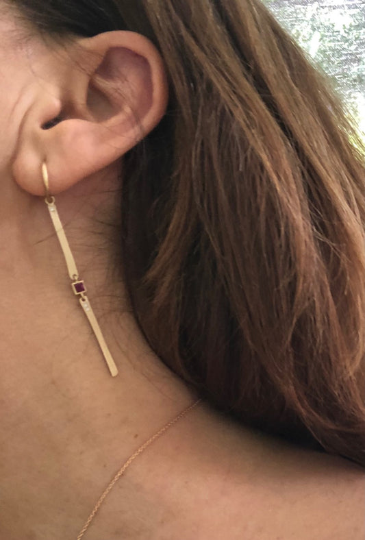 Two lines and a ruby earring long in yellow gold