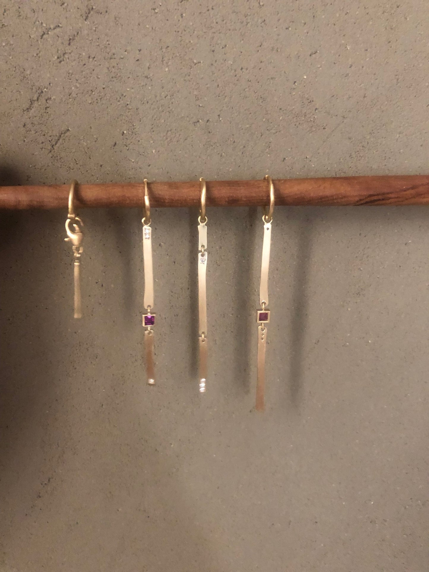 Two lines and a ruby earring long in yellow gold
