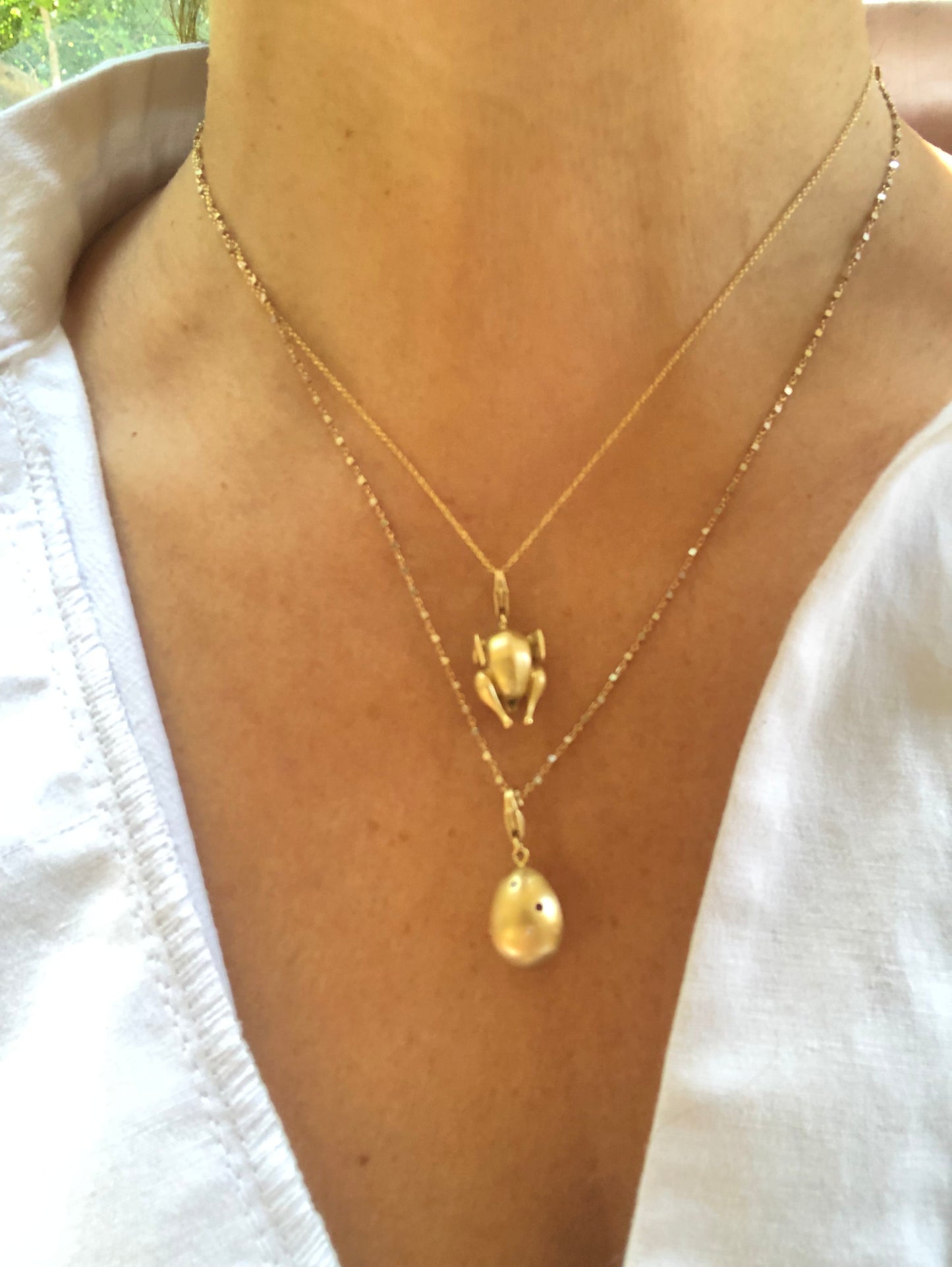 Roasted chicken charm in solid yellow gold