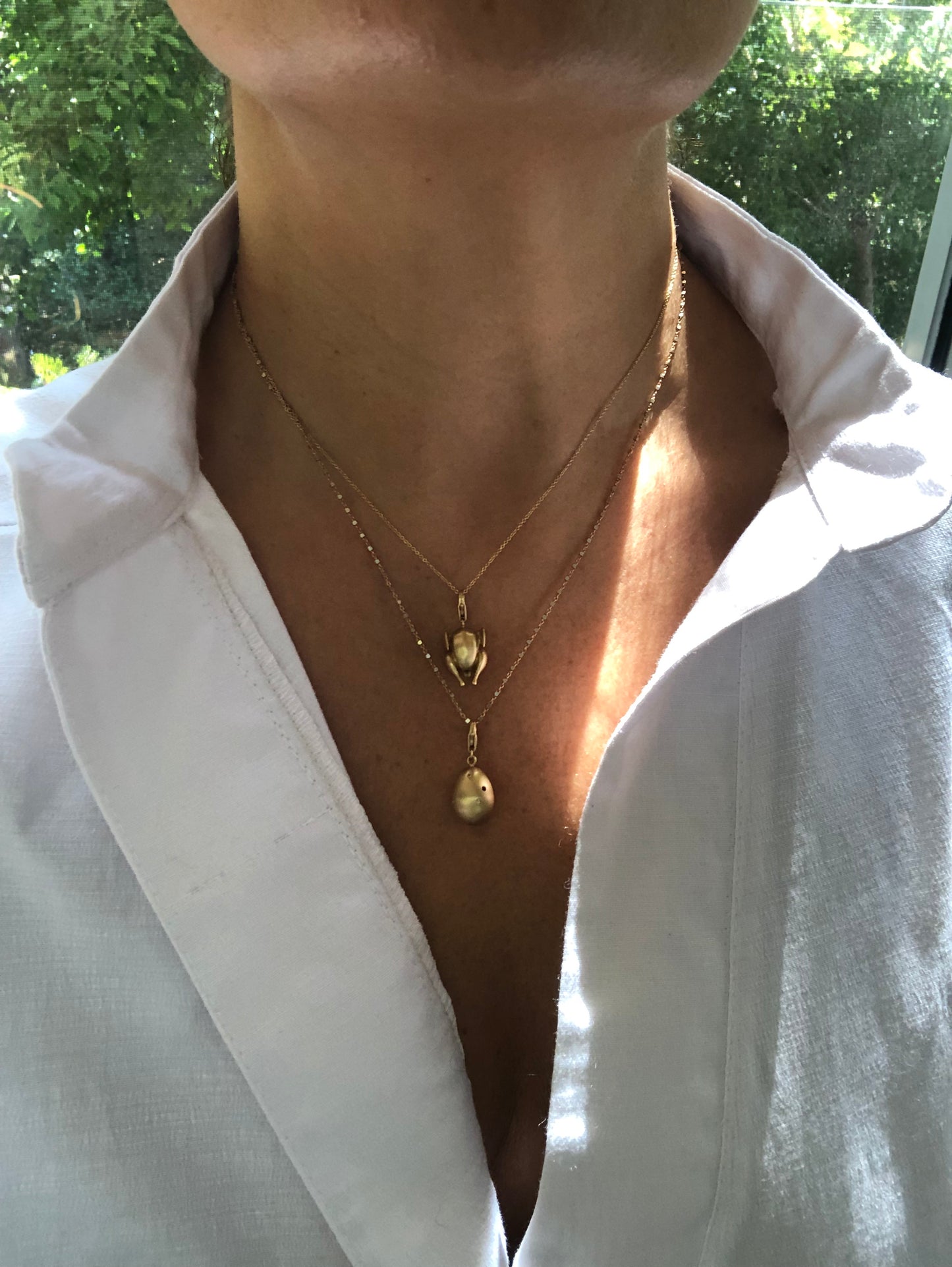 Roasted chicken charm in solid yellow gold