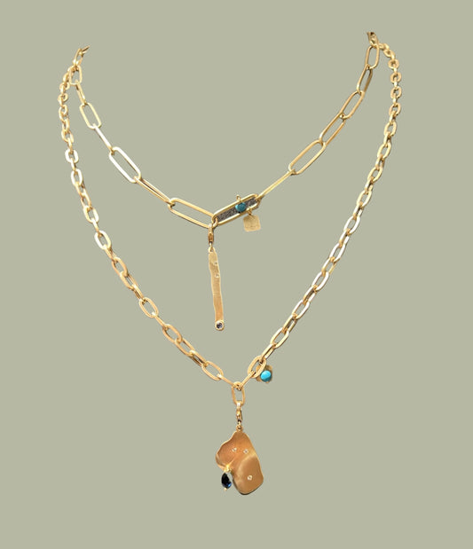 Organic shaped charm with blue sapphire and diamonds in yellow gold