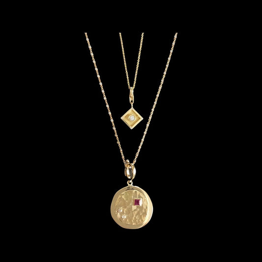 2 levels coin with princess ruby and diamond in yellow gold